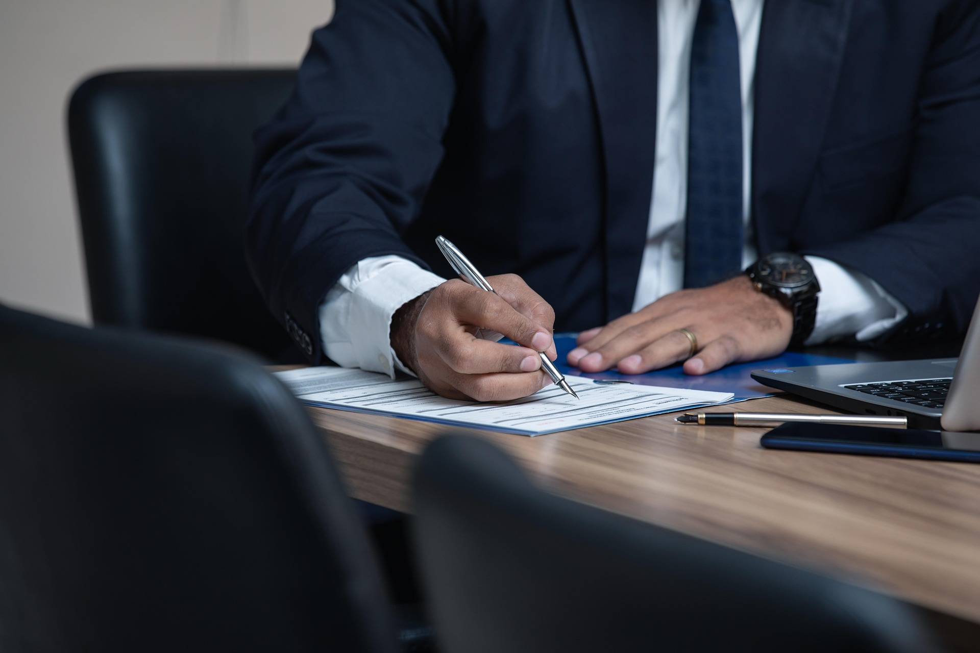 Profesional del Derecho firmando documentos